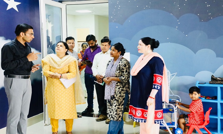 डीएम का डे-केयर सेंटर निरीक्षण; बढेंगी सुविधा, जिला योजना से बजट की मौके पर ही स्वीकृति