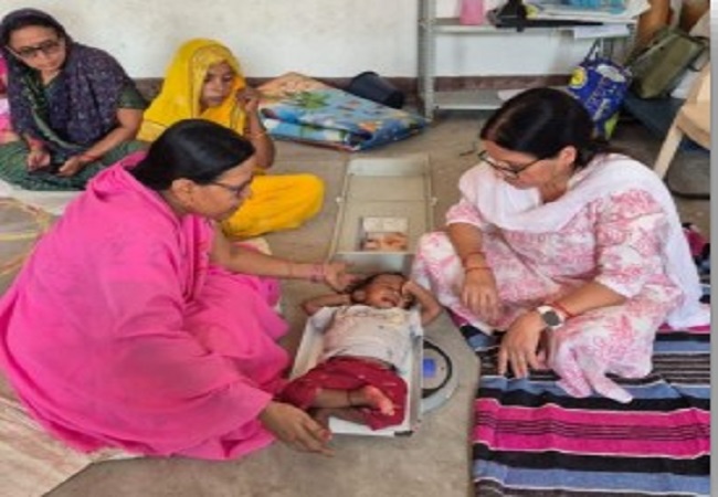 कुपोषण से सुपोषण की ओर बदलाव की मिसाल बनी आंगनबाड़ी कार्यकर्ता सुजाता कुशवाहा