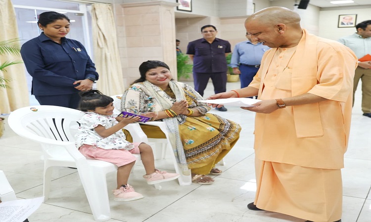 कानपुर के परिवार भी हुआ मुख्यमंत्री योगी आदित्यनाथ की सहजता का कायल