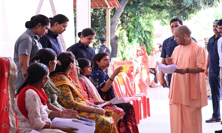जनता दर्शन में 250 लोगों की समस्याएं सुनीं सीएम योगी ने, निस्तारण के लिए दिए जरूरी निर्देश