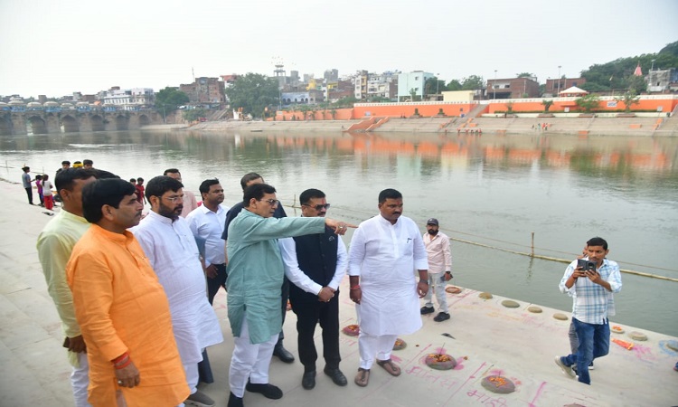 एके शर्मा ने जौनपुर में छठ घाटों का किया निरीक्षण, अधिकारियों को दिए निर्देश