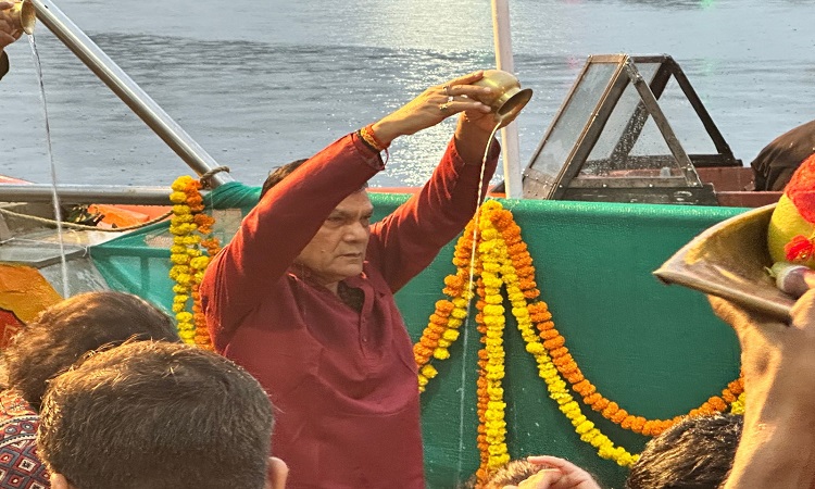 छठ महापर्व पर एके शर्मा ने सूर्य को अर्घ्य किया अर्पित, व्यवस्थाओं का लिया जायजा