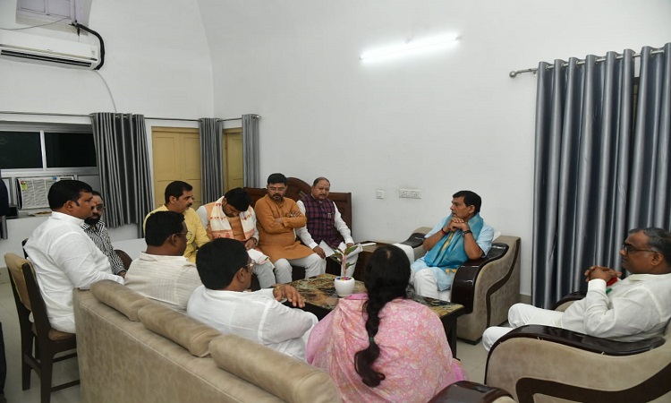 एके शर्मा ने जनप्रतिनिधियों की समस्याओं के त्वरित निस्तारण करने के दिए निर्देश