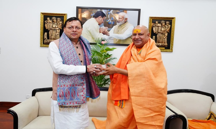 सीएम धामी से महामंडलेश्वर स्वामी यतीन्द्रानंद गिरि महाराज ने की भेंट