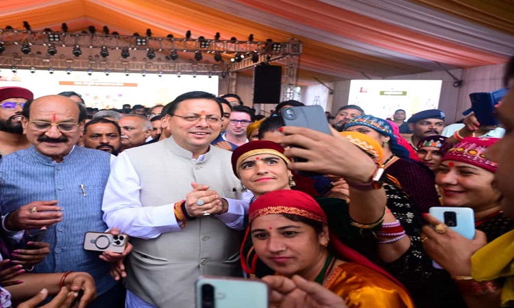 मुख्यमंत्री ने किया आह्वान – स्वदेशी अपनाएं, ग्रामीण कारीगरों और मातृशक्ति के सपनों में करें निवेश