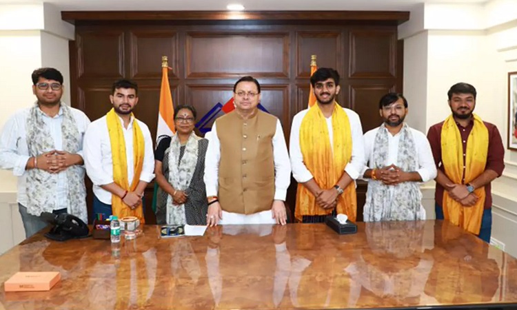 सीएम धामी से मिले दिल्ली विश्वविद्यालय के नवनिर्वाचित अध्यक्ष कुणाल चौधरी