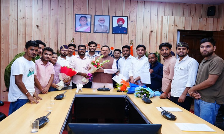 CM धामी से उत्तराखंड बेरोजगार संघ के प्रतिनिधियों ने की भेंट, परीक्षा रद्द होने पर जताया आभार