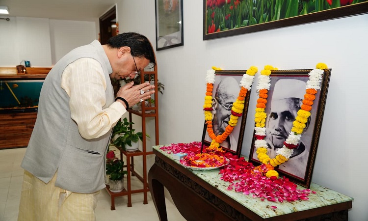 सीएम धामी ने महात्मा गांधी और लाल बहादुर शास्त्री को किया नमन