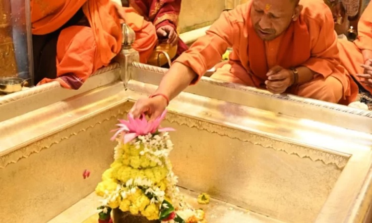 मुख्यमंत्री ने की बाबा विश्वनाथ की आराधना, ’काशी कोतवाल’ काल भैरव के दर पर भी झुकाया शीश