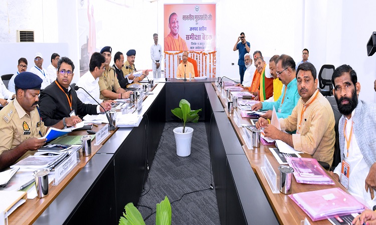 मुख्यमंत्री ने सभी माफिया के खिलाफ जीरो टॉलरेंस अपनाते हुए सख्त कार्रवाई करने के निर्देश