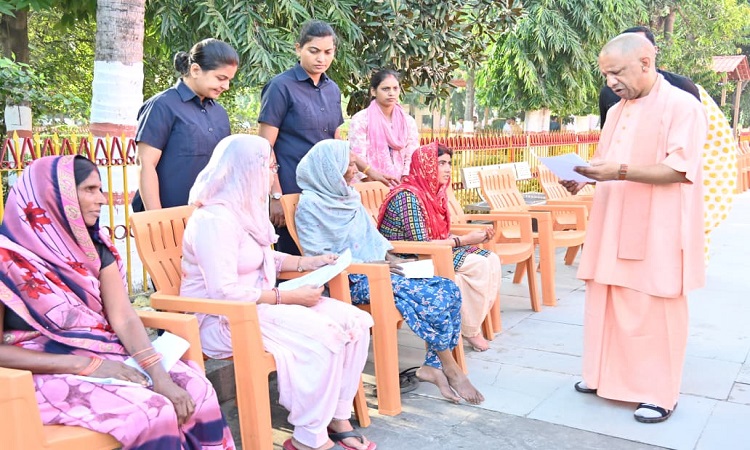 घबराइए मत, सबकी समस्या का  समाधान सरकार की प्राथमिकता : सीएम योगी