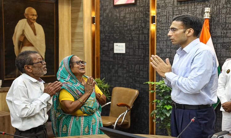 70 वर्षीय बुजुर्गों से अपने तीन नौनिहालों वाले बेटे-बहु को बेदखल न करने का डीएम ने किया आग्रह
