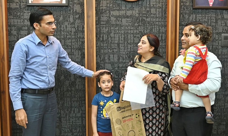 डीएम की पहल से शिक्षिका को दो दिन में मिला वेतन और सुरक्षा राशि