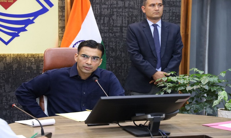 डीएम ने अचानक बुलाई जिला चिकित्सालय की प्रगति की समीक्षा बैठक, आनन-फानन में दौड़े अधिकारी