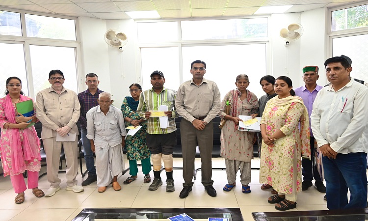जिला प्रशासन की रायफल से निकलती आशा व उम्मीद की चिंगारी असहाय निर्धनों की बीमारी के उपचार से लेकर रोजगार तक
