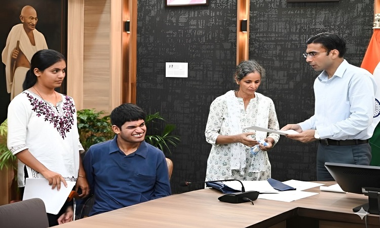 शोभा को रोजगार हेतु राइफल क्लब से आर्थिक सहायता भी मिलेगी जल्द; डीएम ने दिए निर्देश
