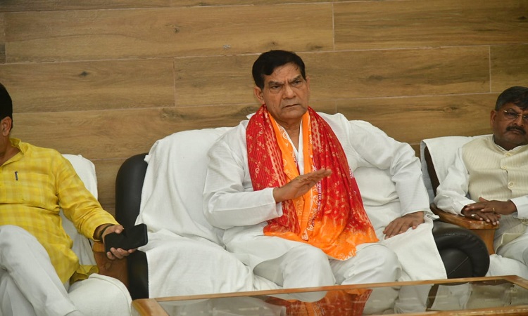 विद्युत कर्मियों को सुरक्षा किट वितरित कर किया उत्साहवर्धन: एके शर्मा