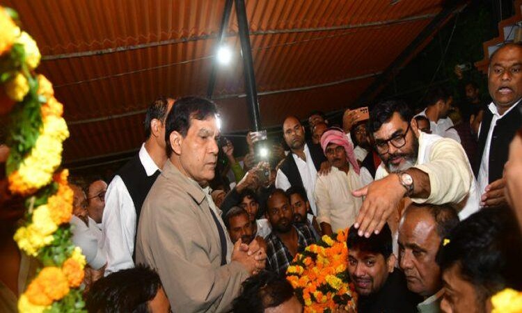 घोसी विधायक सुधाकर सिंह के निधन पर एके शर्मा ने दी भावभीनी श्रद्धांजलि