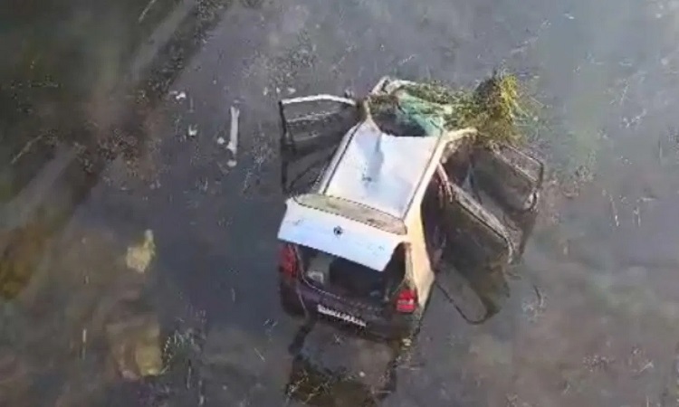 शादी से लौट रही ऑल्टो कार शारदा नहर में गिरी, छह की मौत
