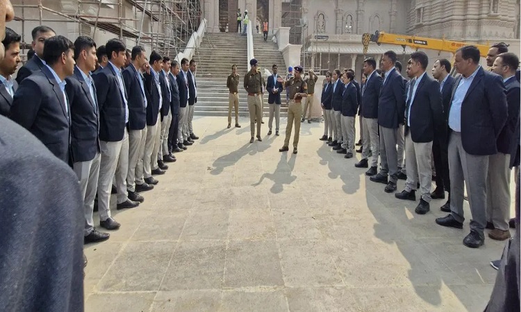 राम मंदिर के शिखर पर ध्वजारोहण की तैयारी, इस खास ड्रेस में दिखेगी UP पुलिस
