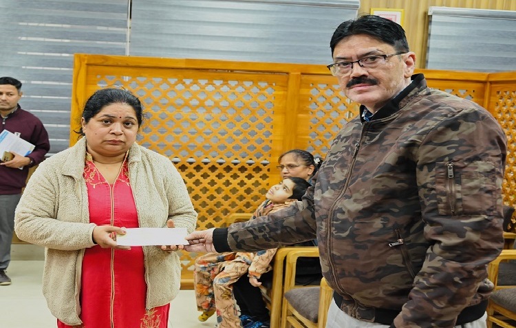 दिव्यांग भव्य चलने- फिरने, बोलने में है असमर्थ, जिला प्रशासन ने दी वाहन हेतु आर्थिक सहायता