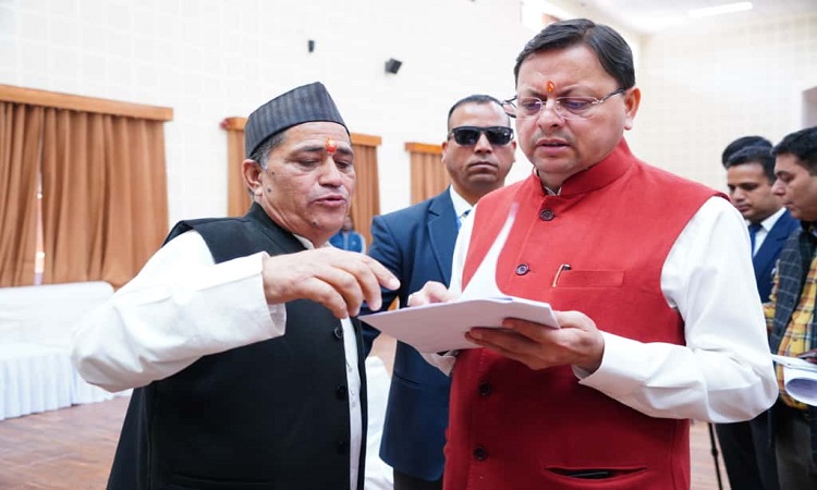 मुख्यमंत्री ने जनता मिलन कार्यक्रम में सुनी जन समस्याएं, अधिकारियों को दिए निर्देश