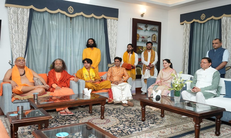 संत समाज ने मुख्यमंत्री धामी को दिया आशीर्वाद- ‘देवभूमि के धर्म-संरक्षक’ की उपाधि
