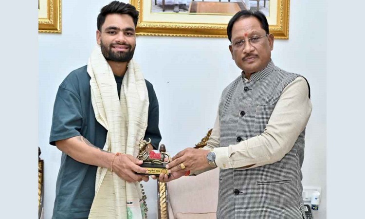 CM विष्णु देव साय से क्रिकेटर रिंकू सिंह ने की मुलाकात, खेल सुविधाओं के विस्तार पर हुई चर्चा