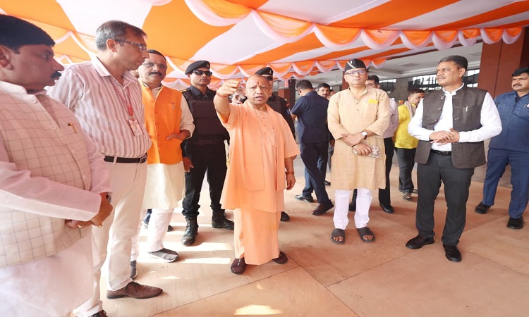 प्रधानमंत्री के वाराणसी दौरे से पहले मुख्यमंत्री ने बनारस रेलवे स्टेशन पर की तैयारियों की समीक्षा