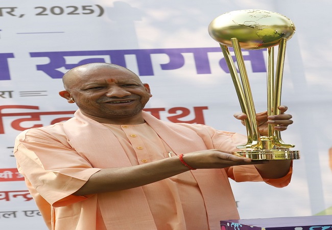 सीएम योगी ने एफआईएच हॉकी पुरुष जूनियर विश्वकप-2025 की ट्रॉफी का किया भव्य स्वागत