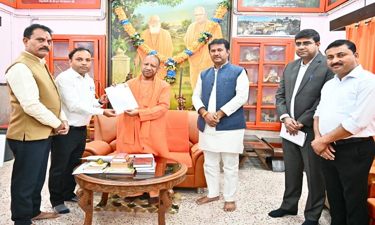 CM योगी ने भरा SIR प्रक्रिया का फॉर्म, जागरूक और जिम्मेदार नागरिक होने की दी प्रेरणा