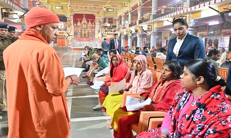 बिना चिंता कराएं इलाज, सरकार करेगी भरपूर आर्थिक मदद : मुख्यमंत्री योगी आदित्यनाथ