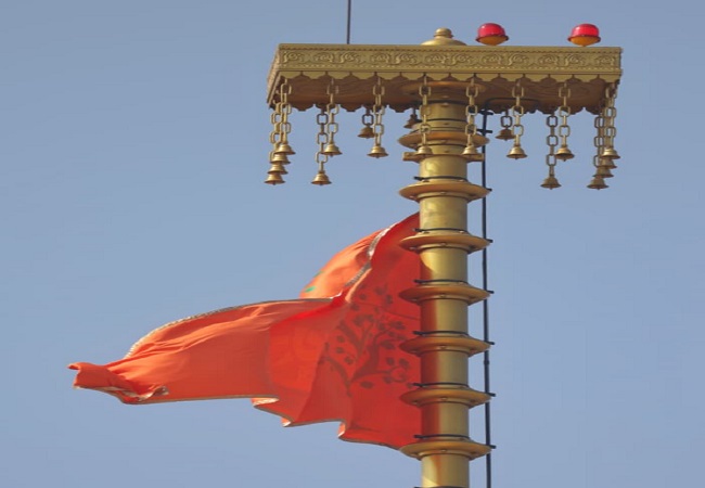 अभिजीत मुहूर्त में शंखनाद और वैदिक मंत्रोच्चार के साथ अयोध्या में फहरा धर्म ध्वज