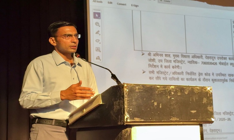 पीएम की ड्यूटी में भूल-चूक के लिए कोई स्थान नही, डीएम ने दिये सख्त निर्देश