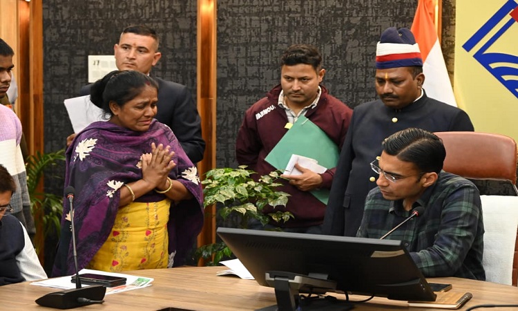 डीएम जनदर्शन, सुनवाई से लेकर समाधान तक; बढ़ती जन अपेक्षाएं; मौके पर ही निर्णय