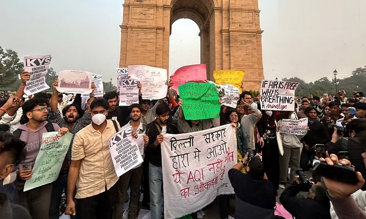 जहरीली हवा के खिलाफ इंडिया गेट पर प्रदर्शन, पुलिस पर पेपर स्प्रे हमला