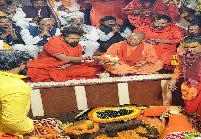 सीएम योगी ने किया मां गंगा का पूजन, बड़े हनुमान के चरणों में झुकाया शीश