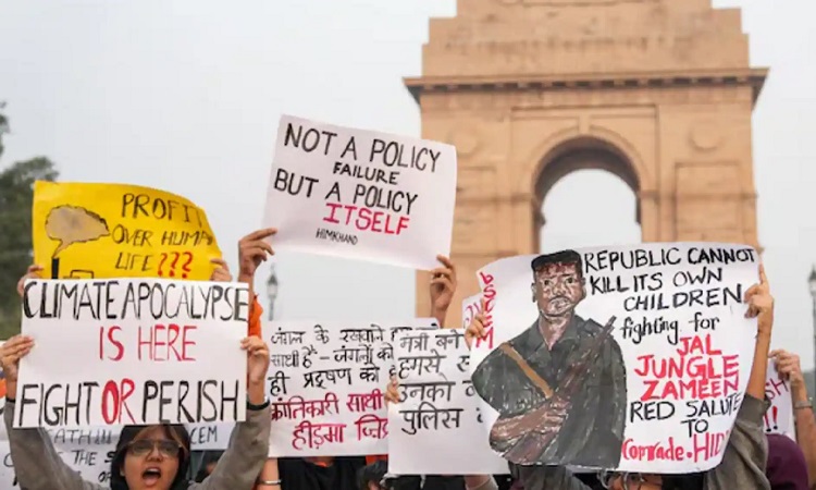 हिड़मा अमर रहे… प्रदूषण विरोध प्रदर्शन में अचानक माओवाद समर्थन, 12 छात्रों पर FIR