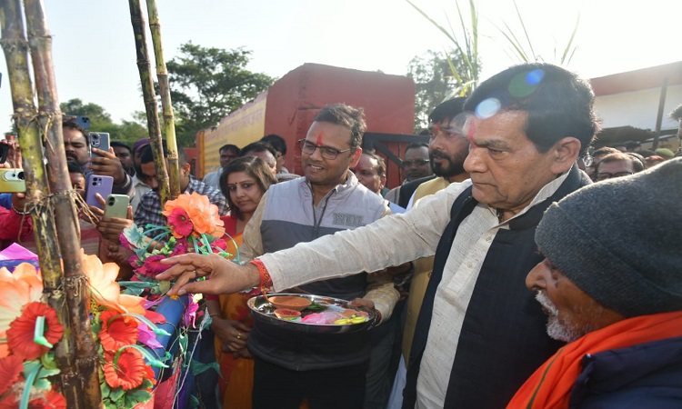 गन्ना किसान प्रदेश की अर्थव्यवस्था की रीढ़ हैं: एके शर्मा