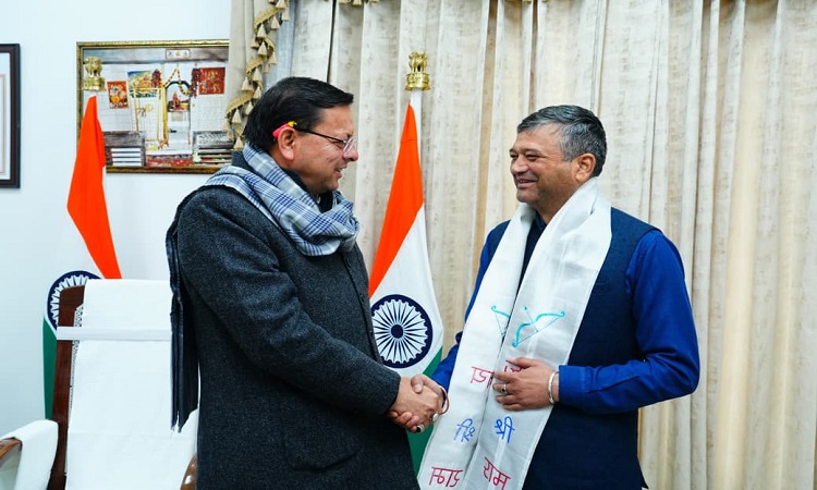 सीएम धामी से देहरादून के महापौर सौरभ थपलियाल ने की शिष्टाचार भेंट