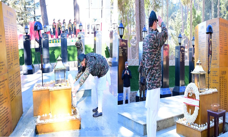 सीएम धामी ने कुमाऊं रेजीमेंट केंद्र रानीखेत पहुंचकर अमर बलिदानियों को अर्पित की श्रद्धांजलि