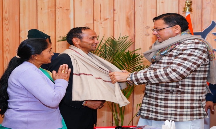 अंतरराष्ट्रीय मंच पर उत्तराखंड का परचम, मुख्यमंत्री धामी ने एथलीट कलम सिंह बिष्ट को किया सम्मानित