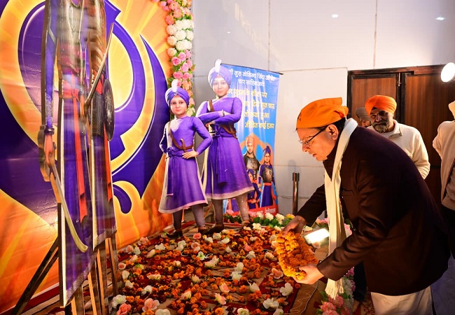मुख्यमंत्री ने वीर बाल दिवस के मौके पर नैनीताल गुरुद्वारा में टेका मत्था