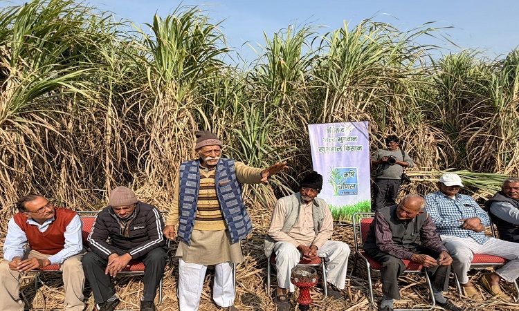 खेतों में लगाई चौपाल, योगी सरकार के कारण किसानों के जीवन में हुई उन्नति पर की गई चर्चा