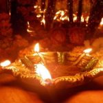 इन जगहों पर जलाएं दीपक, घर में बढ़ेगी सुख-समृद्धि