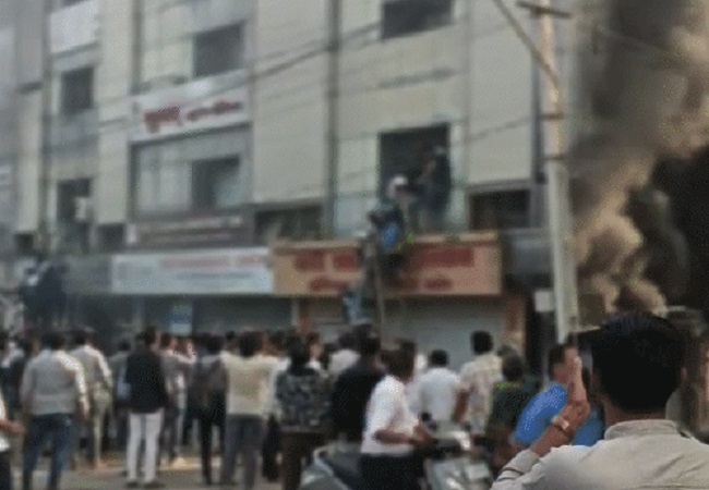 पैथोलॉजी लैब में लगी भीषण आग, खिड़कियों से निकाले गए मरीज