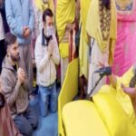 प्रेमानंद महाराज से मिलने पहुंचे विरूष्का, आंखों में आंसू लेकर कही ये बात