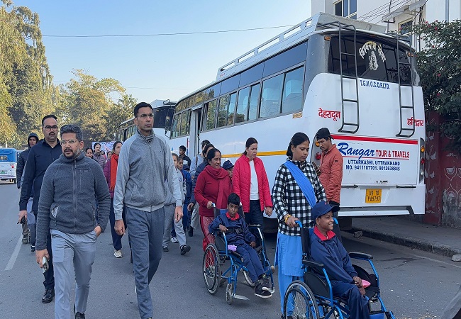डीएम संग अर्ली मॉर्निंग वॉक बढा गई बौद्धिक दिव्यांगजन का हौसला