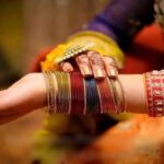 पहनते वक्त टूट जाती हैं कांच की चूड़ियां, तो आज़माएं ये कमाल की टिप्स