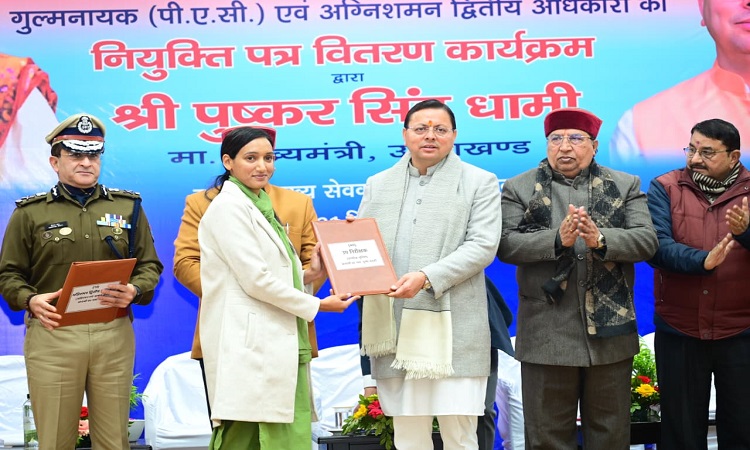 मुख्यमंत्री ने 215 उपनिरीक्षकों को सौंपे नियुक्ति पत्र
